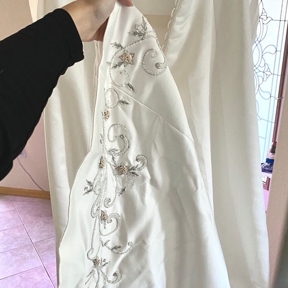 Wedding Dress (18) - Picture 8 of 11